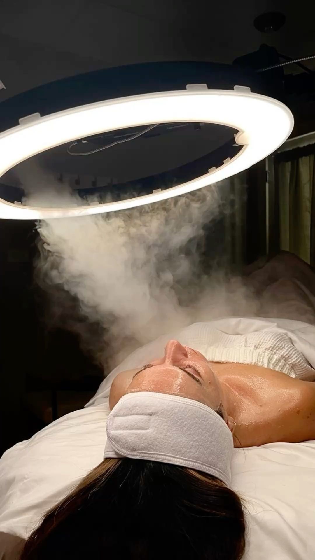 Piel luminosa y renovada de paciente en cabina estética